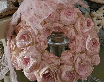 Dromerige gewaxte rozen romantische weelderige krans decoratie roze tule vintage brocante shabby chic handgemaakte muurkrans deurkrans