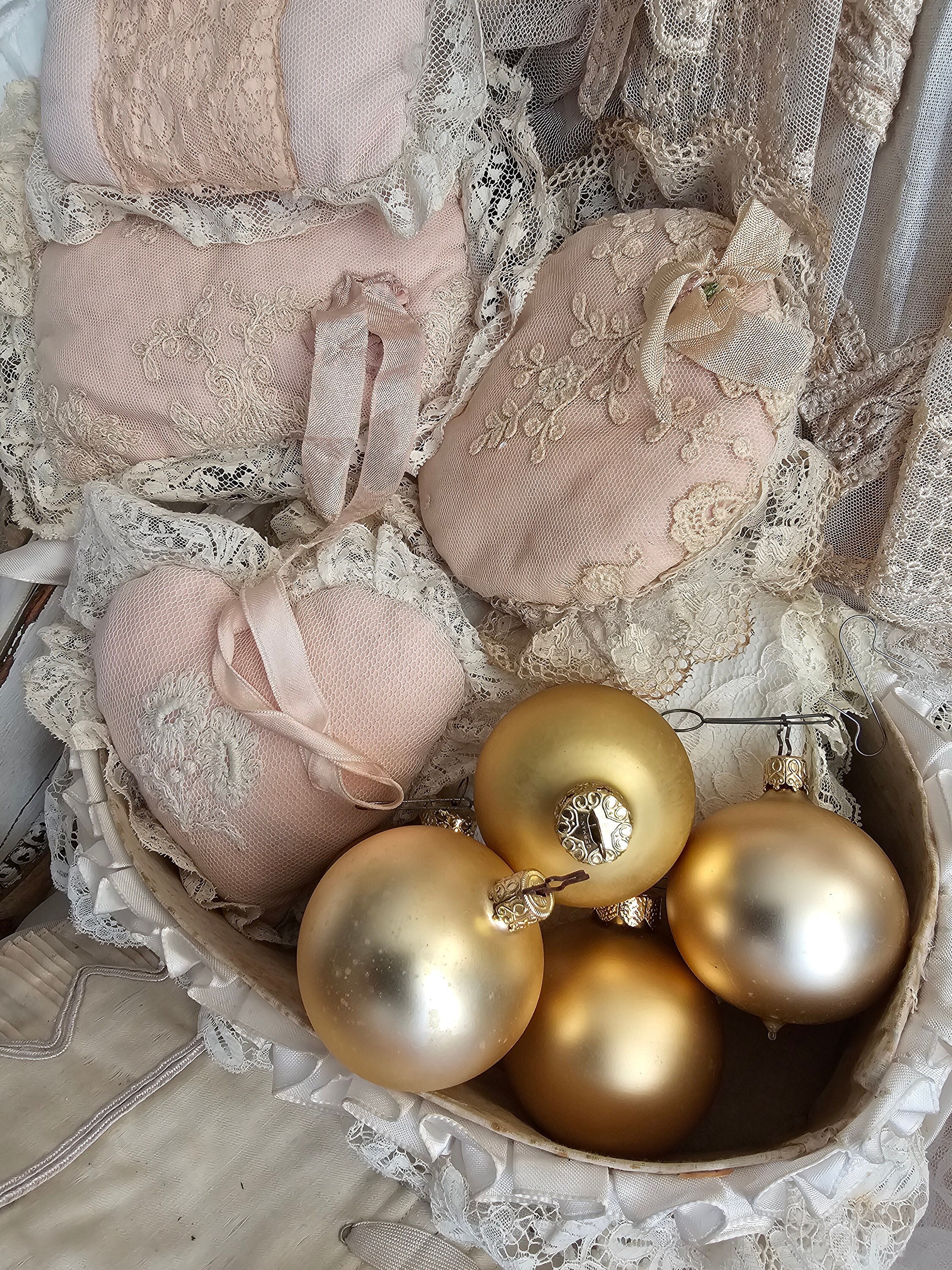 Weihnachtsbaumschmuck DISCOKUGEL mit Nikolausmütze - Kunststoff - inkl.  Aufhänger - gold - 2er Set