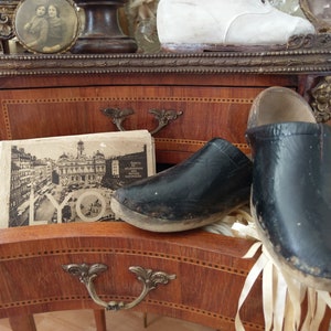 Old brocante French children&#39;s wooden shoes Klotschen hand-carved around 1900 - so charming black leather children&#39;s shoes shabby chic Lion
