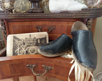 Old brocante French children's wooden shoes Klotschen hand-carved around 1900 - so charming black leather children's shoes shabby chic Lion