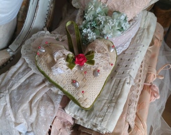 Nostalgisches Nadelkissen Herz Stickereien Samt Spitze aus französischem Leinen Baumwolle shabby chic Brocante Boudoir Rose Perlen Nadeln