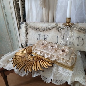 RARE : Charmant boudoir antique shabby box chapellerie fleurs boîte en tissu carton soie satin fleurs France dentelle anémones