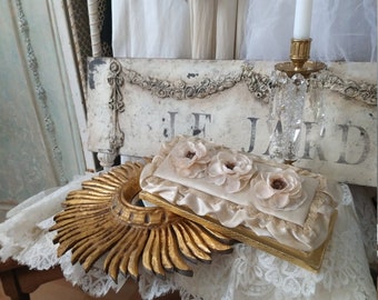 RARE : Charmant boudoir antique shabby box chapellerie fleurs boîte en tissu carton soie satin fleurs France dentelle anémones