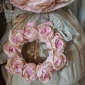 Roses en papier pastel ciré de rêve couronne romantique Rose Français tulle vintage brocante shabby chic couronne murale faite à la main couronne de porte image 5