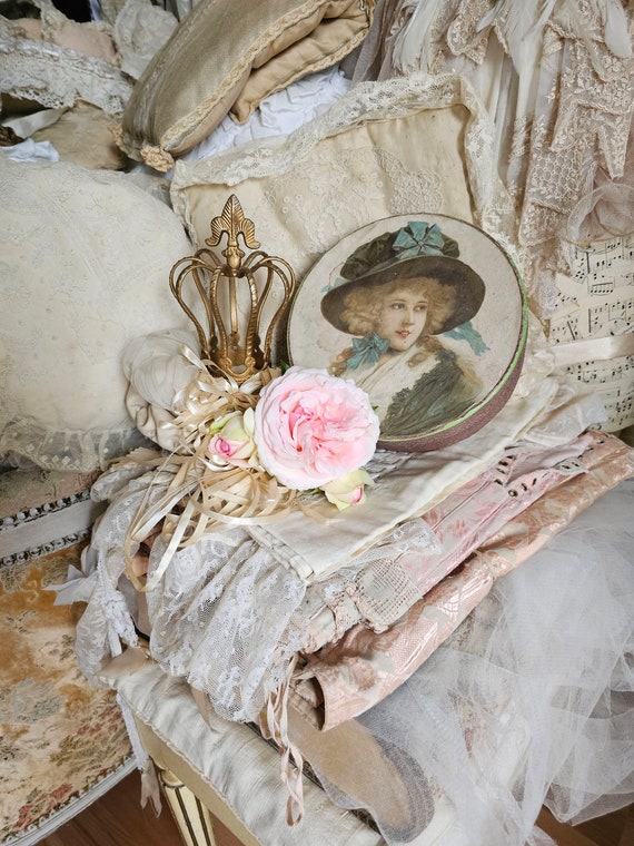 Beautiful Romantic Large Vintage Madonna Crown Br… - image 2