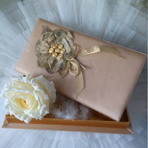RAR: Vintage Boudoir shabby Box Silk Fabric Box Cardboard Box Metal Flowers France Börden Lace Jewelry Box Caja de costura Rosa
