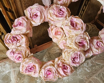 Roses en papier ciré de rêve décoration de couronne romantique rose Français tulle vintage brocante shabby chic couronne murale faite à la main couronne de porte