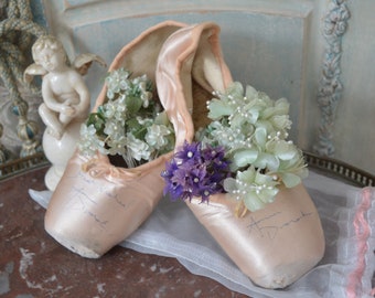 Collectible: Old ballet shoes Pointe shoes Signed Anna Dvorak dances Freed of London Shabby Chic Pink Ballet "The Nutcracker"