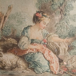 Peut inclure: Une estampe ancienne représente une femme en robe bleue et châle rose, assise près d'un mouton. La scène pastorale comprend des arbres et du feuillage, rendus en couleurs douces. L'œuvre évoque la tranquillité et la beauté classique.