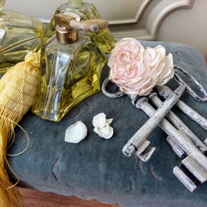Tak uroczo odrapane: Vintage Brocante butelki na perfumy w proszku, zestaw kompaktowy z atomizerem, szkło prasowane, żółte Pompadour Austria, ok. 1940 r