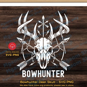Könnte beinhalten: Ein weißer Hirschschädel mit Geweih und Pfeilen, die dahinter gekreuzt sind. Der Text "BOWHUNTER" befindet sich unter dem Schädel. Der Hintergrund ist ein Holzmaserungsmuster.
