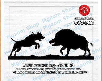 Puede incluir: Silueta en blanco y negro de un perro persiguiendo a un jabalí. La imagen es una descarga digital de un archivo SVG. El texto "Wild Boar Hunting - SVG PNG" está en la parte inferior de la imagen.
