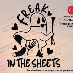 Può includere: Illustrazione in bianco e nero di un fantasma che tiene una frusta e indossa una benda sugli occhi. Il fantasma ha una coda a forma di cuore e il testo "Freak in the Sheets" è sotto il fantasma.