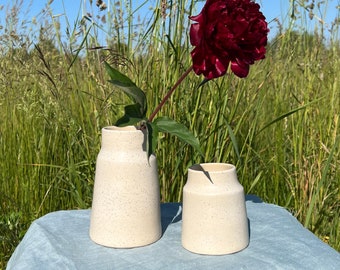 Vaso in ceramica SPECKLED WHITE / Piccolo vaso fatto a mano / Vaso di fiori / Vaso collo magro / Arredamento soggiorno / Vaso in gres unico