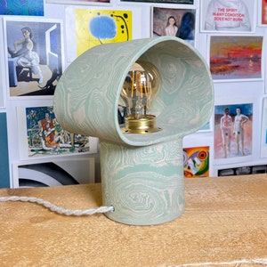 Lampada da tavolo in ceramica Nerikomi fatta a mano: lampada da comodino con vortici di menta