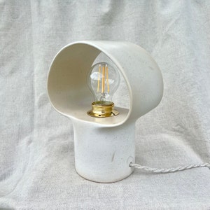 Ręcznie robiona lampa z kamionki w kropki: Lampa nocna o otwartym designie