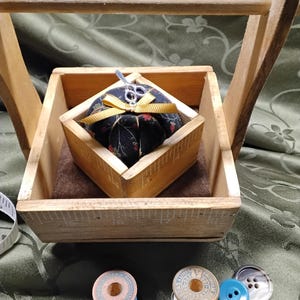 pincushion caddy, unique pincushion box,country sewing box,sewing accessories,sewing friend gift,sewing travel box,yardstick pincushion box