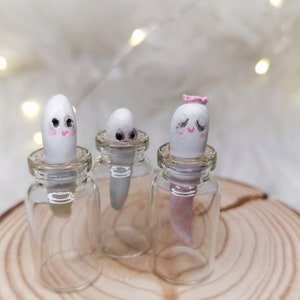Flaschengeister - Tonfigürchen | Mikro Miniatur Ghost | Genie in the bottle | Cute | Wichtel | Sammler | Handmade | Decor | Herzgöttin