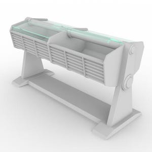 Puede incluir: Un soporte de metal blanco de estilo industrial con una parte superior de vidrio y dos compartimentos. El soporte tiene una base rectangular y dos soportes verticales.