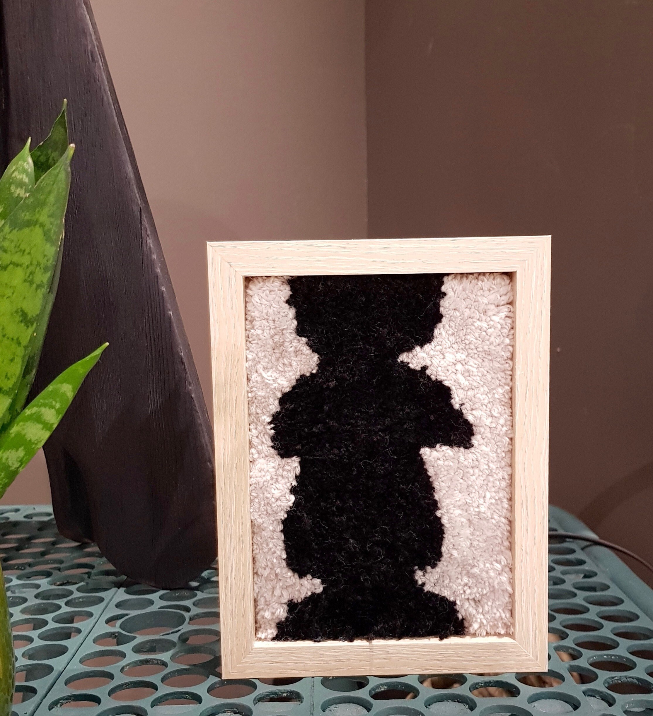 Totem, Un Cadre Décoratif Noir et Grège, Tufté en Laine/Totem, A Black & Greige Decorative Frame, Tu