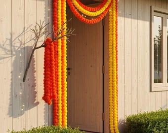 Könnte beinhalten: Eine Holztür, geschmückt mit Girlanden aus orangefarbenen und gelben Ringelblumen. Die Blumendekorationen sind über der Tür drapiert und hängen an den Seiten herunter. Die offene Tür führt zu einer Stufe, die mit kleinen Schalen und Blütenblättern geschmückt ist.