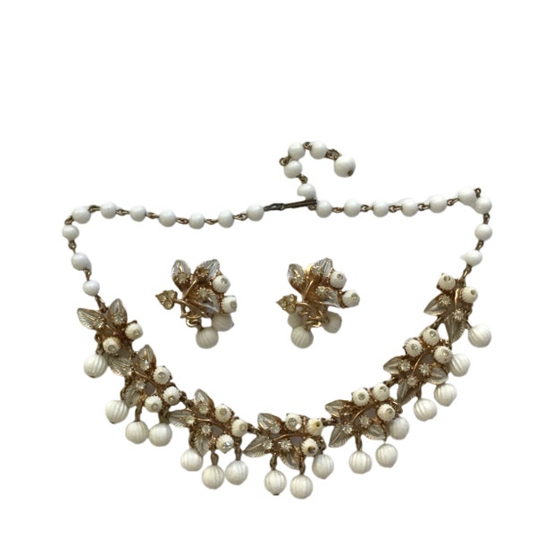 collier floral émaillé vintage Florenza et ensemble de boucles d'oreilles - alliage de métal doré avec perles de verre vintage blanc craie