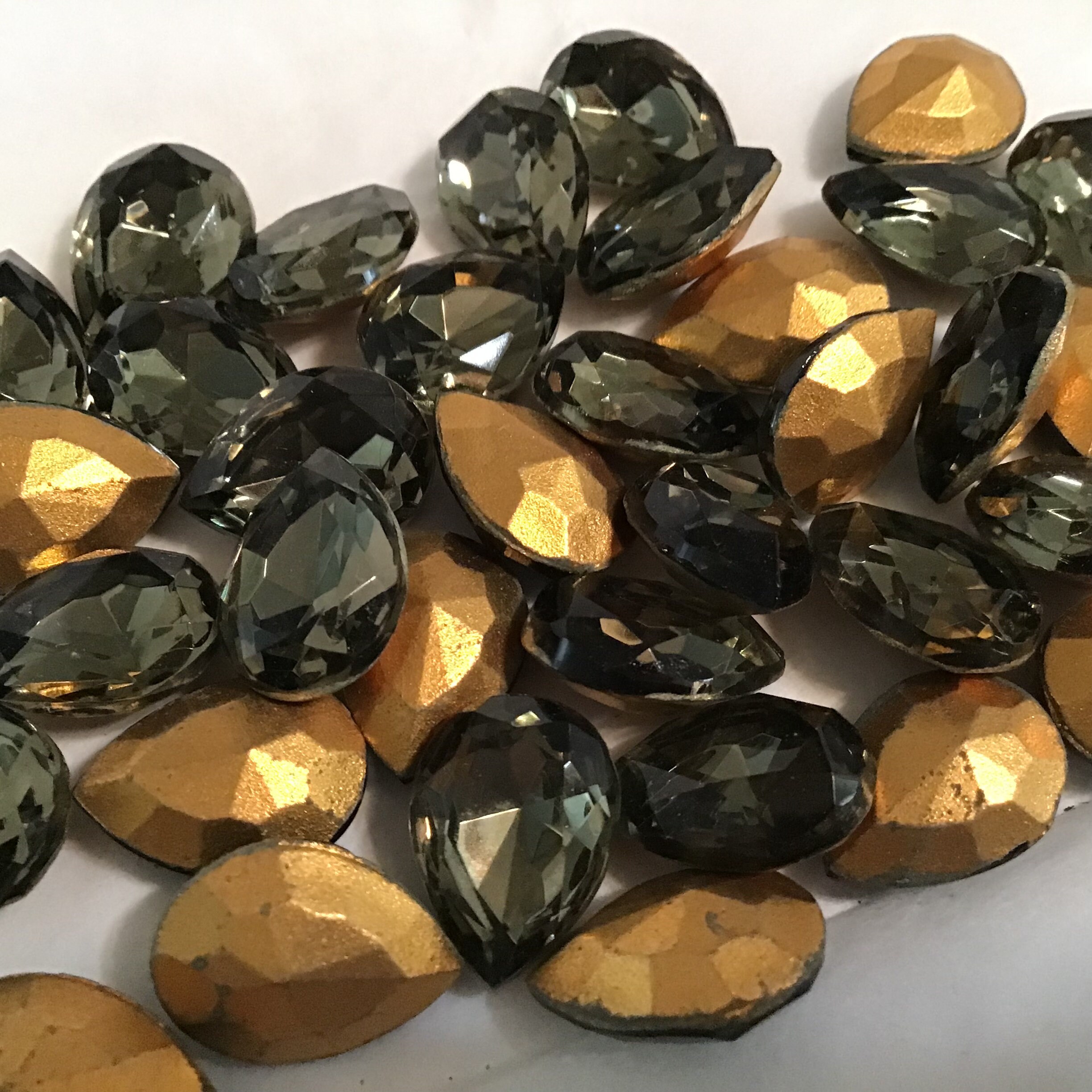 36 Pcs 15x11mm Black Diamond Pear Shaped Vintage Glass 36 Pcs 15x11mm Black Diamond Pear Shaped Vintage Glass