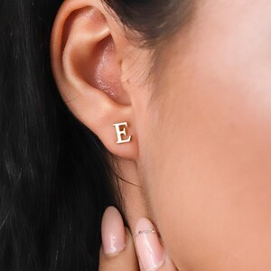 Pendiente de letra Pequeña, Pendiente de carta personalizada, Joyería personalizada, Pendientes de todos los días, Mejor regalo para ella