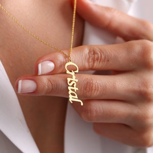 Collar de nombre vertical - Collar de nombre para ella - Regalo de dama de honor - Regalo de cumpleaños para ella - Collar de nombre delicado