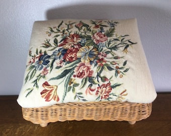 Otomana de mimbre vintage con tapa de bordado, mueble, reposapiés