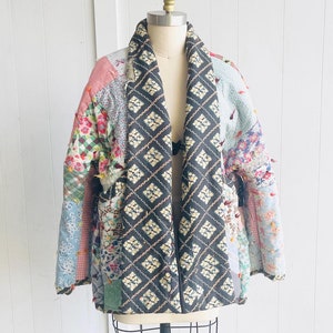 Big Pocket Quilt Coat / S-M / Vintage Patchwork Quilt Jacket / Coat made from old quilt/ Scrappy Feedsack / Oscilatey