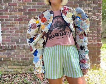 Chaqueta bolero acolchada vintage: abrigo mediano de patchwork con mangas abullonadas.