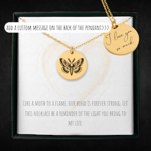 Collana di falena personalizzata per donne e amici - Gioielli di falena incisi personalizzati - Regalo per amante della falena - Ciondolo moneta di falena - Fascino di falena