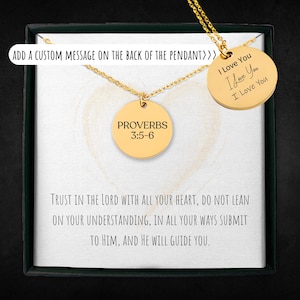 Könnte beinhalten: Goldfarbene Anhänger-Halskette mit einem runden Anhänger mit der Gravur "SPRÜCHE 3:5-6". Die Halskette wird in einer Geschenkbox mit dem Text "VERTRAUE AUF DEN HERRN VON GANZEM HERZEN..." und "I Love You" auf einem zweiten Anhänger präsentiert. Das Bild enthält auch den Text "FÜGEN SIE EINE INDIVIDUELLE NACHRICHT AUF DER RÜCKSEITE DES ANHÄNGERS HINZU".