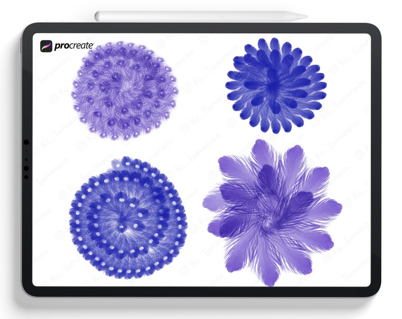 Op de afbeelding: Vier digitale illustraties van paarse en blauwe veeraanordnungen. De ontwerpen zijn rond en lijken op bloemen.
