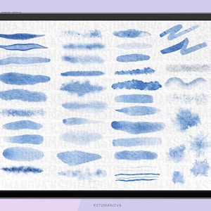 Op de afbeelding: Een digitale illustratie van 28 blauwe aquarel penseelstreken en spatten op een witte achtergrond. De penseelstreken zijn in verschillende vormen en maten, waaronder lijnen, stippen en swirls.
