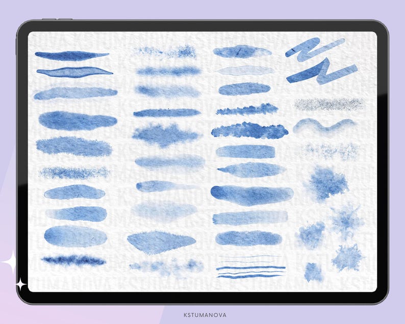 Op de afbeelding: Een digitale illustratie van 28 blauwe aquarel penseelstreken en spatten op een witte achtergrond. De penseelstreken zijn in verschillende vormen en maten, waaronder lijnen, stippen en swirls.