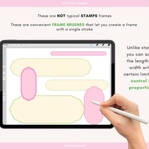 Pu&ograve; includere: Un tablet digitale mostra pennelli per cornici in rosa e giallo. Il testo recita "Outline Frames" e "Questi sono FRAME BRUSHES convenienti che ti permettono di creare una cornice con un'unica pennellata." Una mano tiene una penna, dimostrando l'uso del pennello.