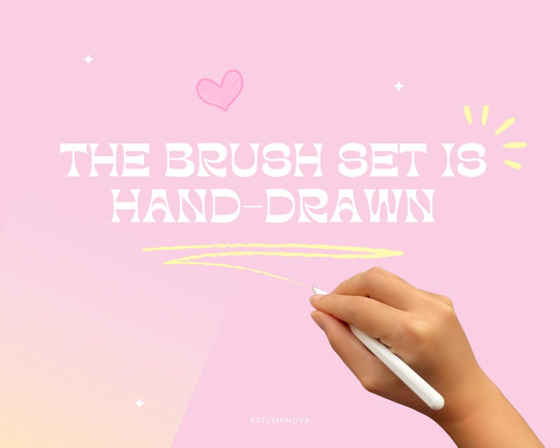 Op de afbeelding: Een roze en gele afbeelding met de tekst "THE BRUSH SET IS HAND-DRAWN". Een hand houdt een witte stylus vast en tekent een gele lijn. Een roze hart en sterren zijn ook in de afbeelding.