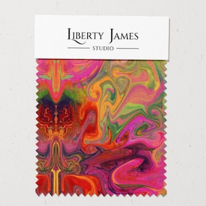 Puede incluir: Una muestra de tela con un diseño abstracto vibrante en tonos de rosa, naranja, verde y rojo. La tela tiene una apariencia ondulada y marmolada. La parte superior de la muestra presenta una etiqueta blanca con el texto "LIBERTY JAMES STUDIO".