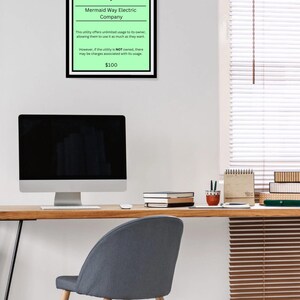Op de afbeelding: Een poster in een lichtgroen en zwart frame met een gloeilampillustratie. De poster luidt "Mermaid Way Electric Company". De tekst gaat verder: "Deze nutsvoorziening biedt onbeperkt gebruik aan de eigenaar, waardoor deze er zoveel gebruik van kan maken als hij wil. Als de nutsvoorziening echter NIET in eigendom is, kunnen er kosten verbonden zijn aan het gebruik ervan. € 100"