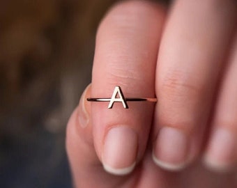 Aangepaste eerste ring, aangepast geschenk, briefring, sierlijke ring, kleine eerste ring, gouden ring, stapelbare ring