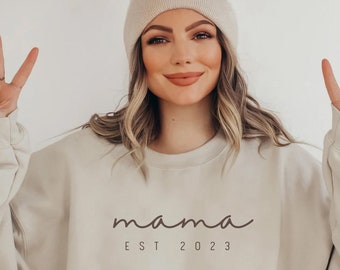 Mama Est 2023 Sweatshirt und Hoodie, Personalisiertes Date Sweatshirt, Muttertag, Geschenk für Mama, Mama Sweatshirt, Schwangerschaftsanzeige Sand