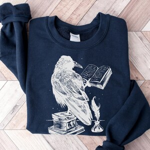 Raven Sweatshirt, Rabe Shirt, Buchshirt, Goth Shirt, Witchy Shirt, Gothic, Okkult Shirt, Liebe Lesen, Rabe, Dark Academia