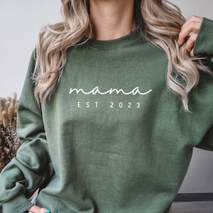 Benutzerdefinierte Mama Est 2023 Sweatshirt Hoodie, benutzerdefinierte Datum Sweatshirt, Muttertag, Geschenk für Mama, Mama Sweatshirt, Schwangerschaft Ankündigung Grün Bild 1