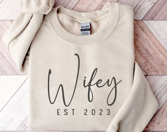 Benutzerdefinierte Wifey Est 2023 Sweatshirt und Hoodie, benutzerdefinierte Datum Sweatshirt, Brautparty Geschenk für die Braut, personalisierte Braut neue Frau Sweatshirt