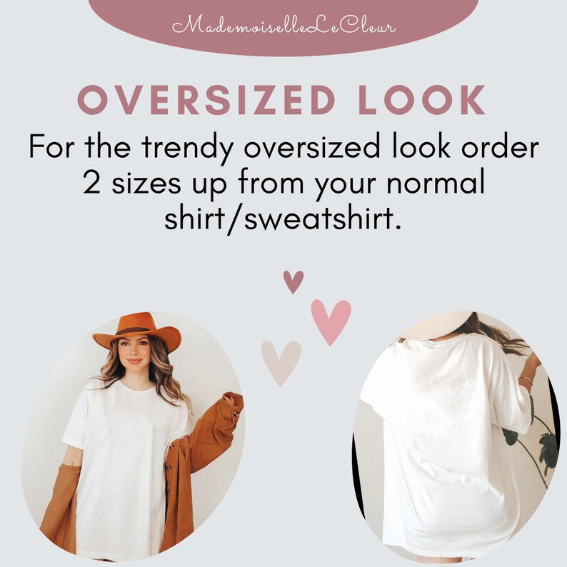 Może przedstawiać: Biała, oversize'owa koszulka z tekstem "OVERSIZED LOOK" i "Aby uzyskać modny, oversize'owy wygląd, zam&oacute;w 2 rozmiary większe niż normalnie nosisz koszulkę/bluzę." Koszulka jest pokazana na modelce w brązowej kurtce i kapeluszu.