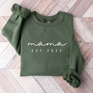 Benutzerdefinierte Mama Est 2023 Sweatshirt Hoodie, benutzerdefinierte Datum Sweatshirt, Muttertag, Geschenk für Mama, Mama Sweatshirt, Schwangerschaft Ankündigung Grün Bild 2