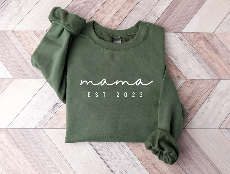 Benutzerdefinierte Mama Est 2023 Sweatshirt Hoodie, benutzerdefinierte Datum Sweatshirt, Muttertag, Geschenk für Mama, Mama Sweatshirt, Schwangerschaft Ankündigung Grün Bild 2