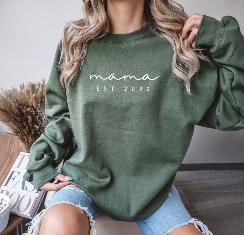 Benutzerdefinierte Mama Est 2023 Sweatshirt Hoodie, benutzerdefinierte Datum Sweatshirt, Muttertag, Geschenk für Mama, Mama Sweatshirt, Schwangerschaft Ankündigung Grün Bild 1